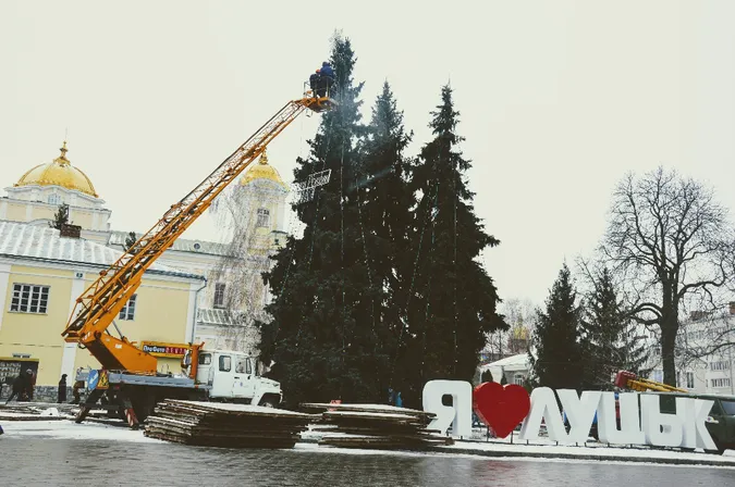 Як прикрашають новорічні ялинки в центрі Луцька (фото)