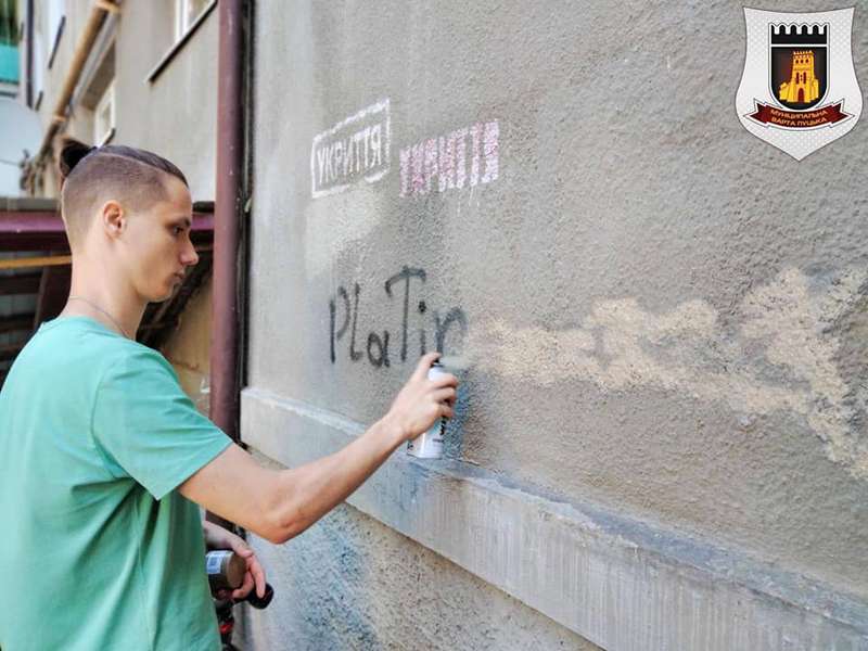 У Луцьку зафарбовували адреси сайтів та телеграм-каналів з рекламою наркотиків (фото)