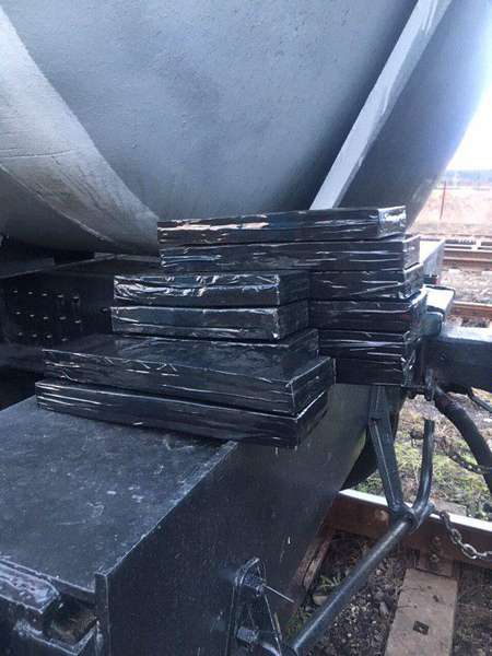 У потязі в «Ягодині» вилучили 22 блоки контрабандних сигарет (фото)