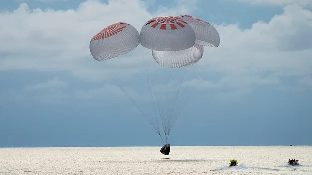 Туристи місії SpaceX успішно повернулися на Землю (відео)