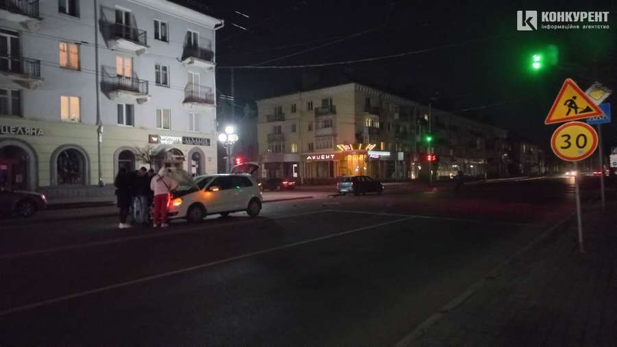 «Пом'яли» двері: у Луцьку сталася аварія (фото)