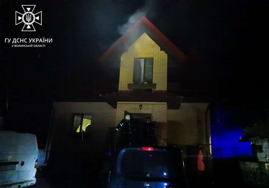 У Ківерцях з охопленого вогнем будинку витягнули трьох людей (фото)