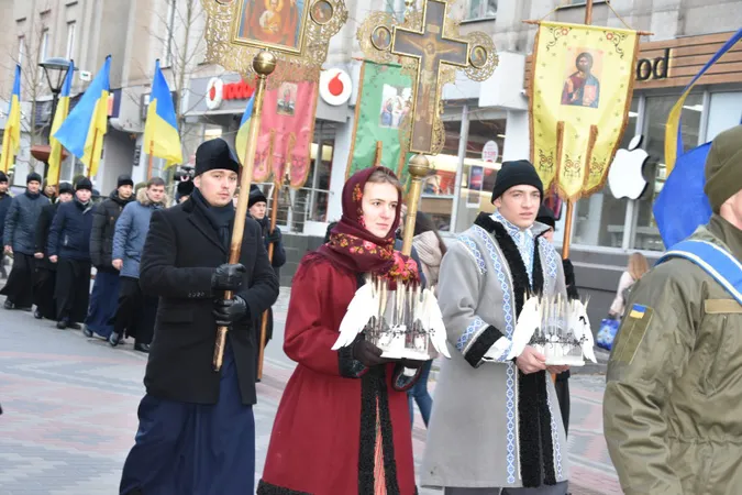 Пам'ятаємо: Луцьк вшанував жертв Голодоморів (фото)