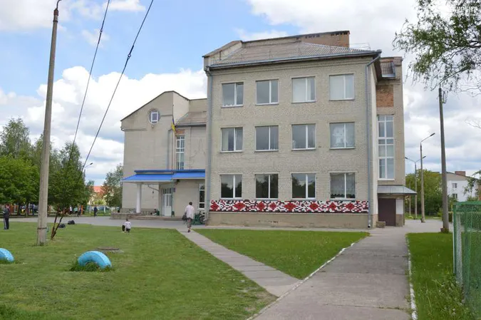 У Луцьку батьки не впустили дітей до школи, бо там нема належних умов
