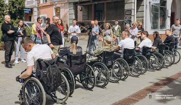 Понад 3 кілометри перешкод на колісних кріслах: у Луцьку провели ходу безбар’єрності (фото, відео)