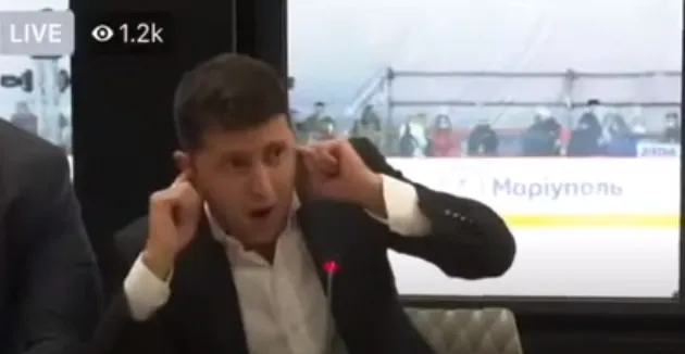 Зеленського налякав гучний звук у Маріуполі (відео)