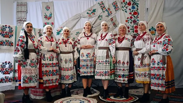 Жінки з Любешівської грмади в святковому одязі, вишитому «гладдю»