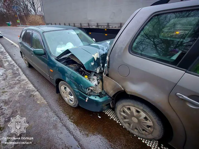На трасі Луцьк – Ковель Mazda «наздогнала» Volkswagen (фото)