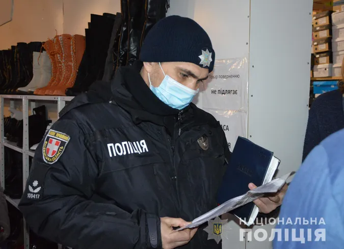 У Луцьку шукали підроблені ковід-сертифікати у барах і магазинах (фото, відео)