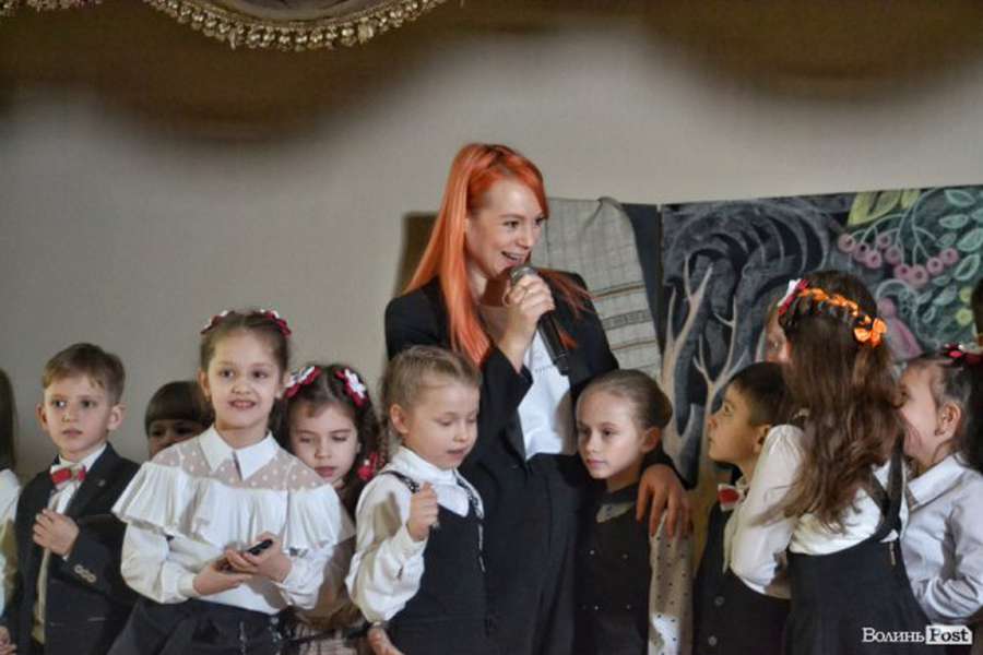Світлана Тарабарова влаштувала концерт у луцькій гімназії (фото)