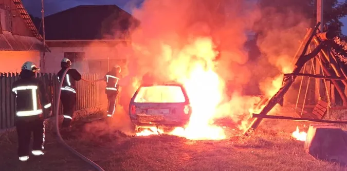 На Волині чоловік вночі спалив своє авто (фото)