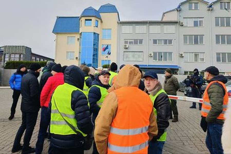 Під Генконсульством Польщі в Луцьку перевізники вимагають розблокувати кордон