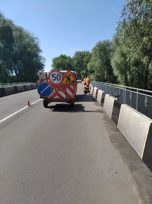 На волинських дорогах наносять розмітку (фото)