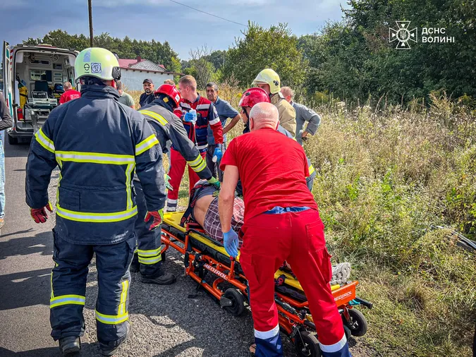 У селі під Луцьком перекинулось авто, водія затисло (фото)