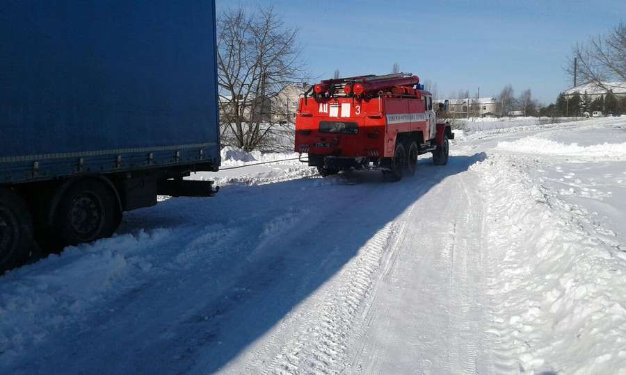На Волині у сніговому заметі застрягла вантажівка (фото)