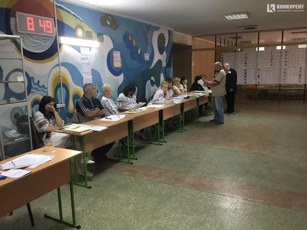 Як на дільницях у Луцьку стартувало голосування (фото)