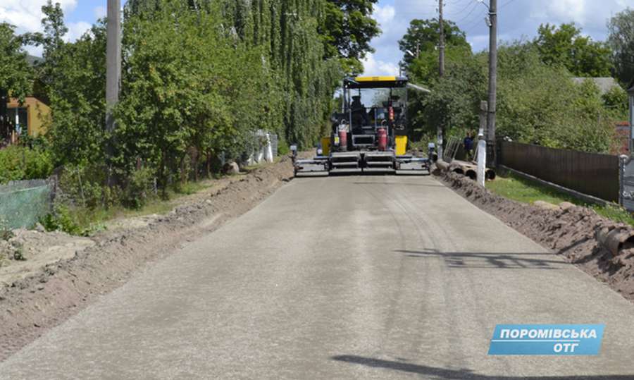 У селі на Волині випробовують нову технологію ремонту доріг (фото)