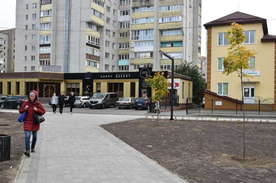 У Луцьку завершили роботи у сквері біля 26 школи: як він виглядає (фото, відео)