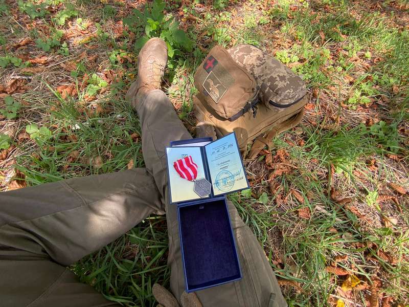 «За збережене життя»: військовий медик із Луцька отримав медаль від Залужного (фото)