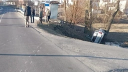 У селі під Луцьком Opel злетів у кювет і перекинувся – постраждав пасажир (фото)