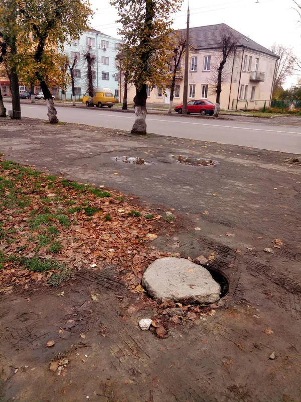 У Луцьку знайшли аварійний люк, накритий шматком бетону (фото)