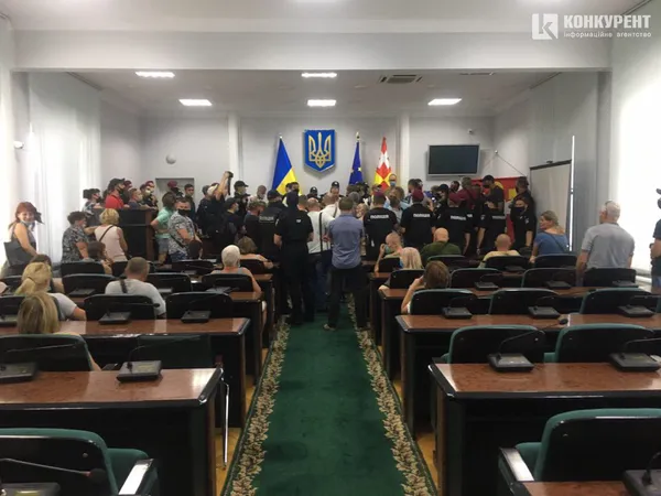 У стінах Луцькради мітинг: чого вимагають (ВІДЕО, ФОТО, ОНОВЛЕНО)
