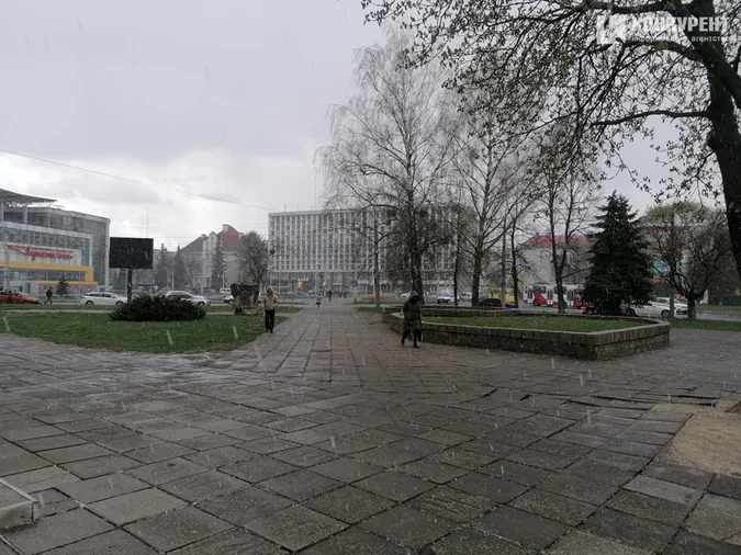 У Луцьку наприкінці квітня випав сніг (фото, відео)