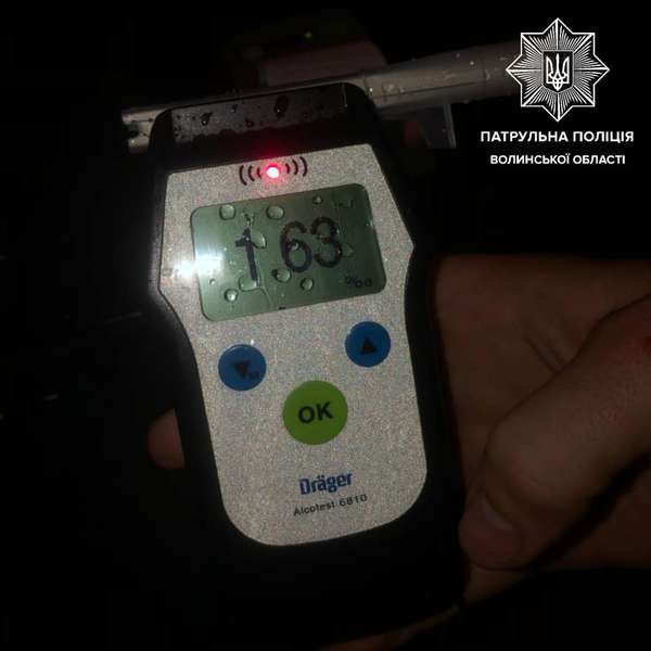 Нічний хабар: у Луцьку п'яний водій дав патрульним 2356 гривень (фото, відео)