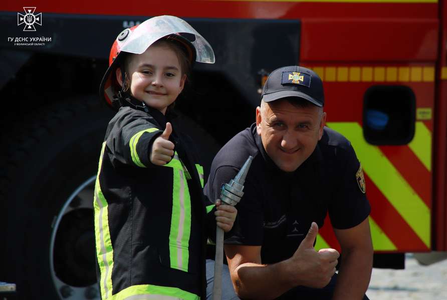 Як луцькі пожежники рятували людей від спеки (фото)