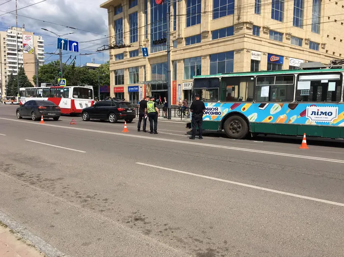 В центрі Луцька – аварія за участю тролейбуса (фото)