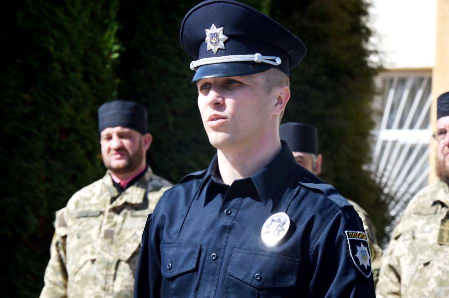 Нові патрульні поліцейські розповіли, як треба себе поводити на Пасху (фото)