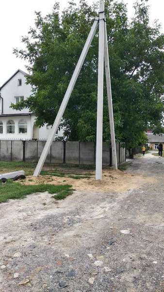 «Інженерний маразм»: на Задворецькій у Луцьку демонтували незаконні опори (відео)