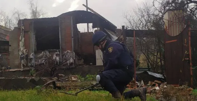 Волинські сапери розміновують «село-привид» на Донеччині (фото)