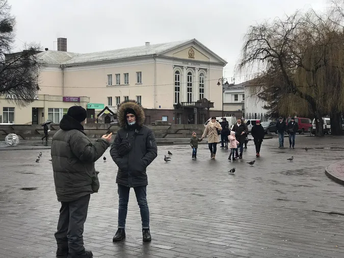Чисто і людно: післяноворічний Театральний майдан Луцька (фото)