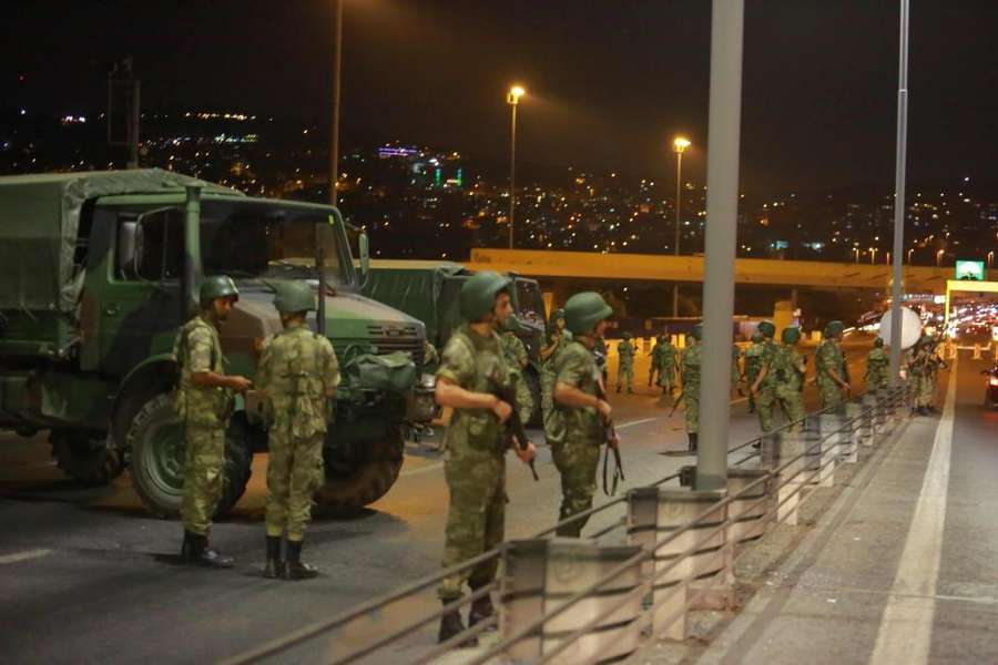 У Туреччині введено військовий стан: армія захопила владу у країні (фото)