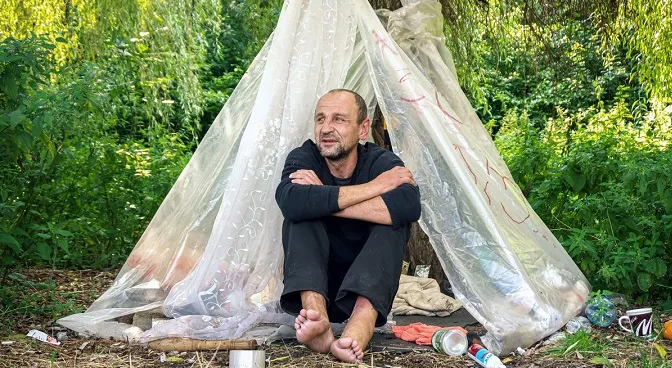 «Бог мене любить»: у Луцьку на березі річки живе безхатько-філософ (фото)