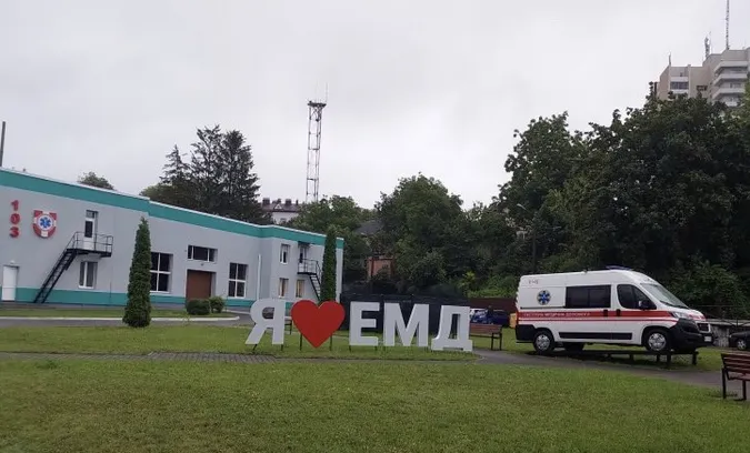 У Луцьку в центрі екстреної допомоги облаштували фотозону з каретою «швидкої» (фото)