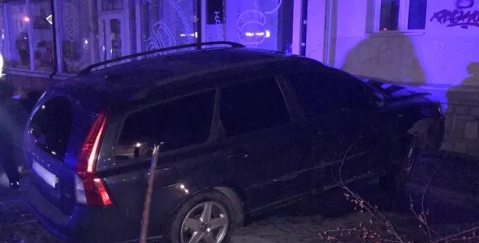 У центрі Луцька – аварія: пʼяна водійка вилетіла на тротуар та врізалась у лавку