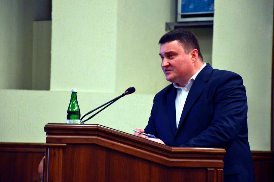 ...після тривалого обговорення 36 депутатів проголосували за те, щоб рекомендувати Уряду усунути Василя Василенка з посади...
