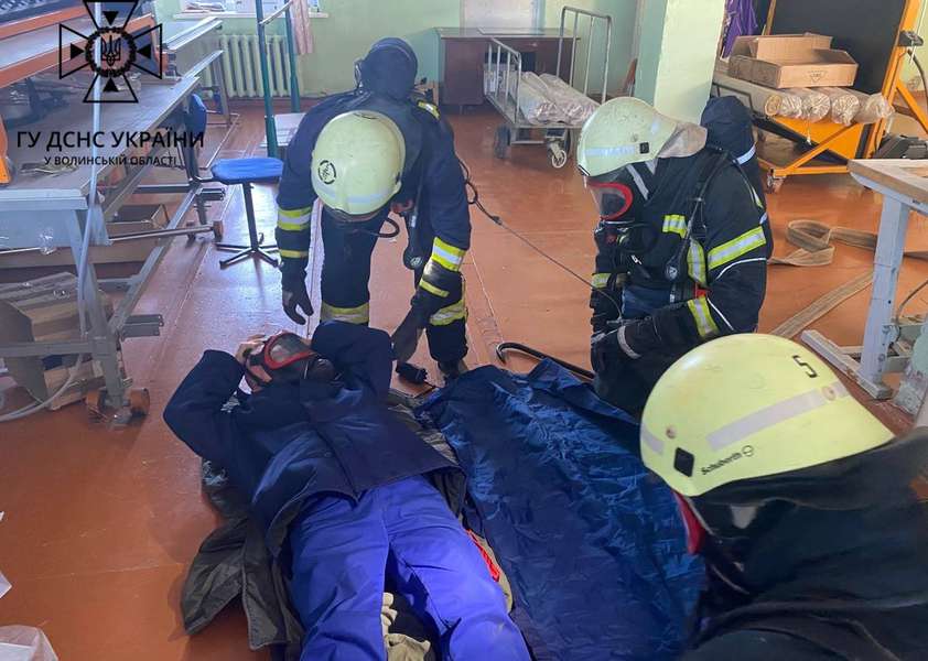 На швейній фабриці у Нововолинську працювали рятувальники (фото)
