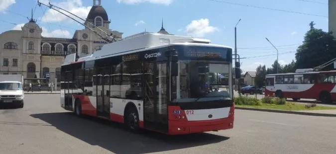 Один з луцьких тролейбусів їздитиме по-новому