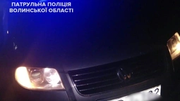 У Луцьку п'яний водій зачинився від поліцейських в машині і викликав швидку (відео) 