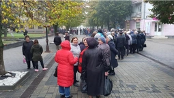 Черга за е-квитками в Луцьку розтягнулася на пів вулиці (фото)