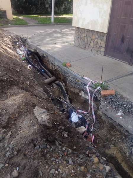 До біди недалеко: лучанин скаржиться на розриті каналізаційні мережі