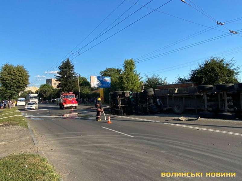 У Луцьку перекинулася вантажівка: вулиця повна зерна, є постраждалий (фото)