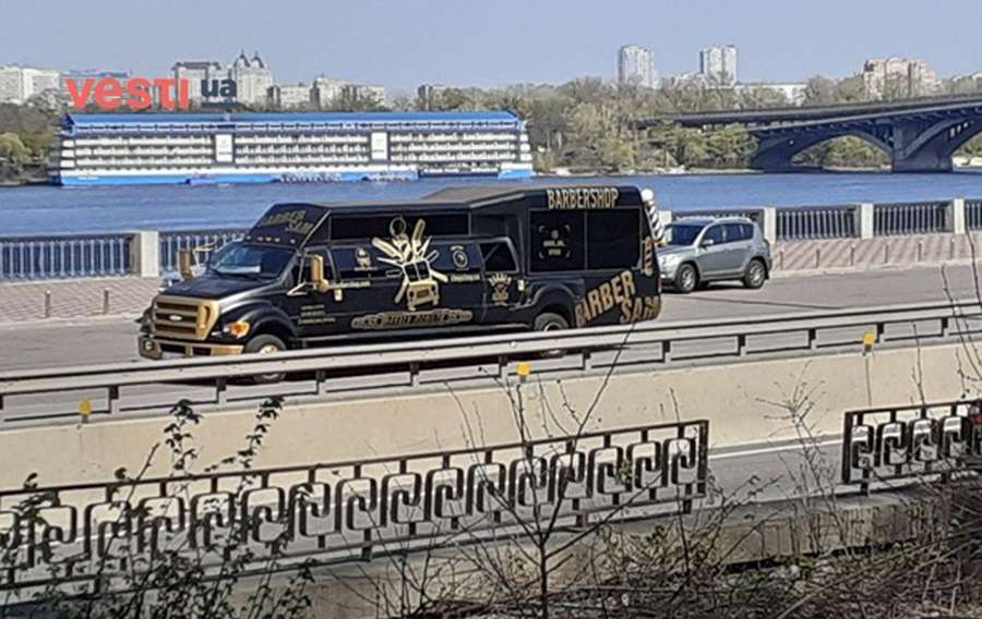 У Києві помітили барбершоп на колесах (фото)