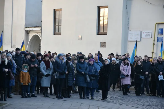 Пам'ятаємо: Луцьк вшанував жертв Голодоморів (фото)
