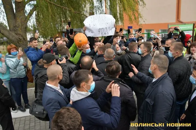 Зеленському в Ковелі вручили гарбуз (фото, відео)