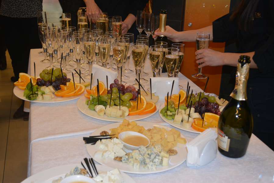 Перед початком показу гостей пригощали фруктами та шампанським)><span class=