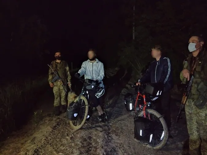 Двоє велосипедистів з Німеччини незаконно перетнули кордон, бо думали, що Україна в ЄС (фото)